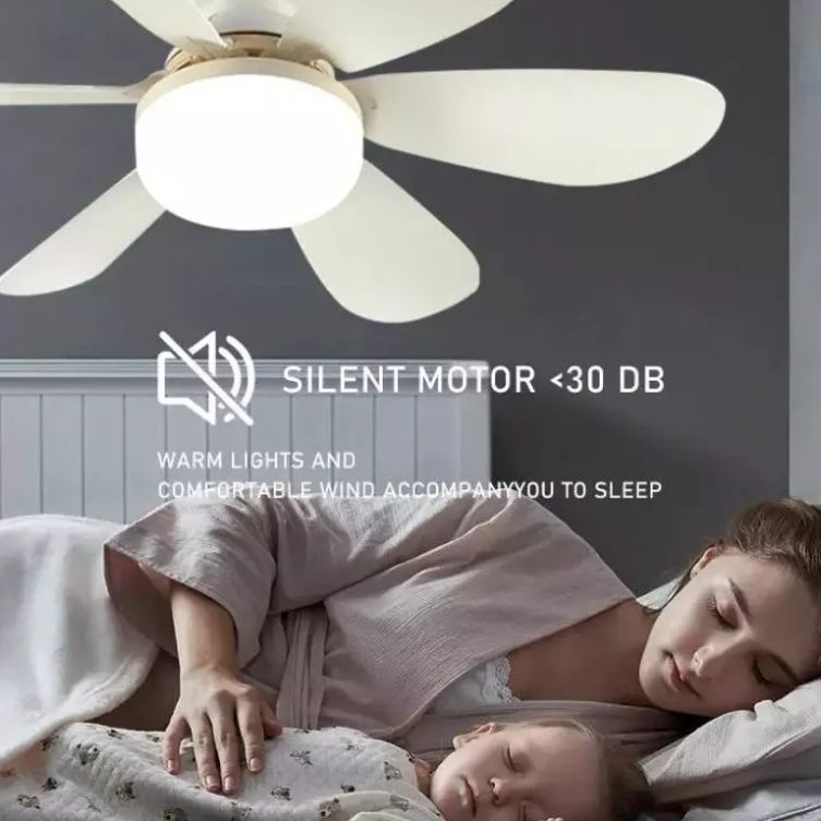 Ventilador com luz suave no quarto, mãe e bebê dormindo